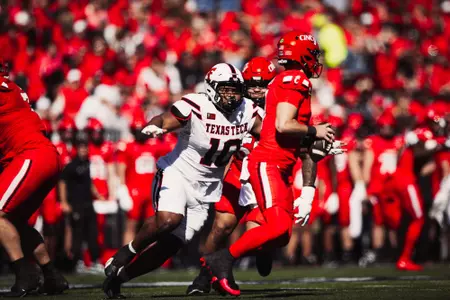 A.J. Holmes Jr. rushing the Cincinnati quarterbacl