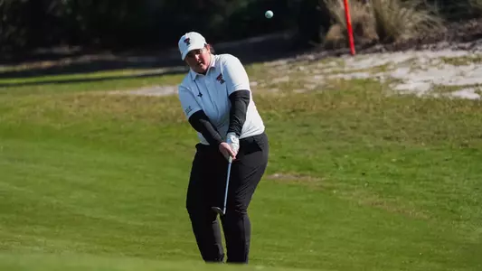 Lauren Zaretsky hits a wedge shot at the Paradise Invitational