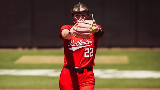 Samantha LIncoln pitching against UCF in softball on Sunday