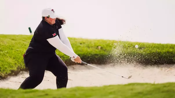Lauren Zaretsky chips out of a bunker at the Rawls Course