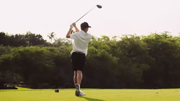 Connor Graham hits tee shot at Amer Ari Invitational