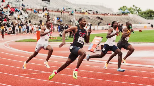Shaemar Uter with the baton on the 4x400 relay