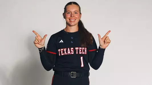 Kasidi Pickering posing with the guns up on a recruit photoshoot