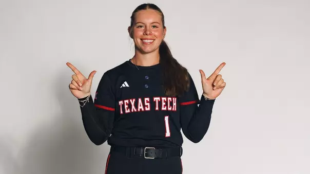 Kasidi Pickering posing with the guns up on a recruit photoshoot