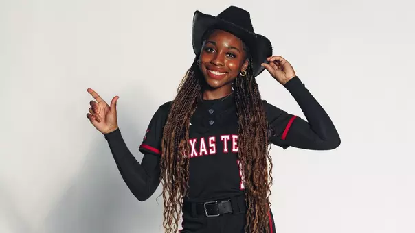 Zoie Bernard posing with the guns up on a photoshoot