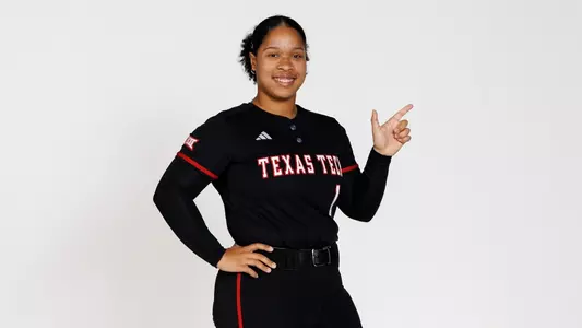 Jaysoni Beachum posing with the guns up at a photoshoot on a recruiting visit