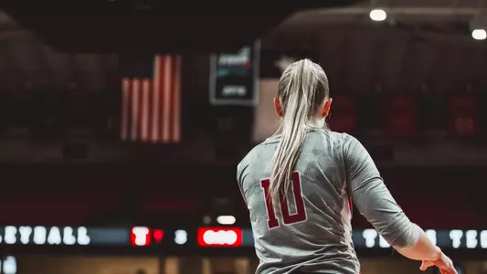 Katelyn COchran preparing for a volleyball serve