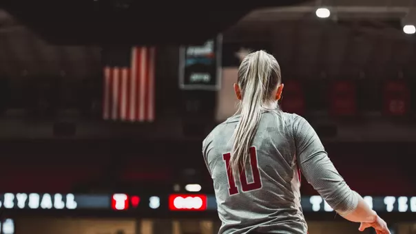 Katelyn COchran preparing for a volleyball serve