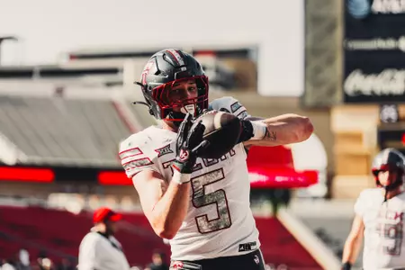 Matt Ludwig makes a catch at the spring game.