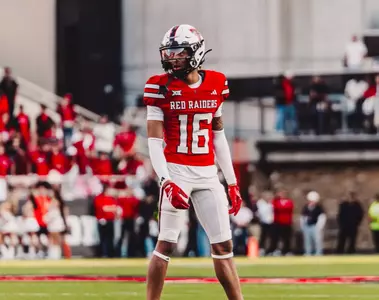 Hampton prepares for a snap against Oregon State.
