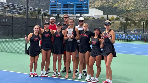 Women's Tennis poses for team photo after winning the title at the Bedford Cup in the Mountains
