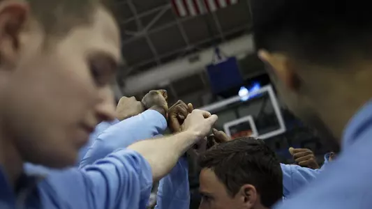 team_16-17MBB_huddle_ZB