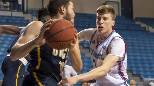 Frierson_M_17-18MBB_UNCG02_LB_01