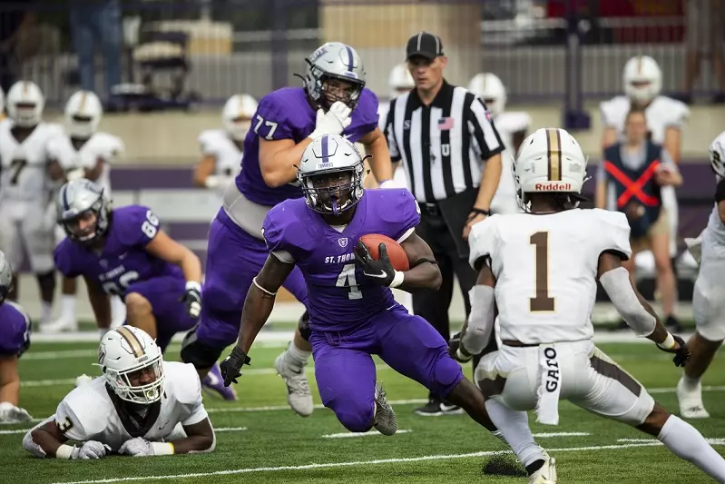 Hope Adebayo runs with the ball during the Homecoming Football game against Valparaiso University in St. Paul on October 9, 2021.