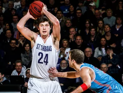 Huge late run lifts Men's Hoops Image