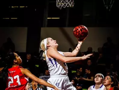 Women's Basketball rolls to 9-0 start Image