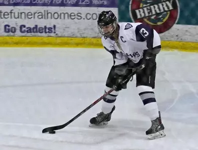 Women's hockey can't hold lead, loses 3-2 in OT Image