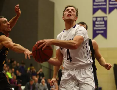Late surge sends Men's Hoops to 10th win in row Image