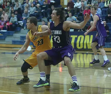 Men's Hoops wins fifth in row; now tied for lead Image