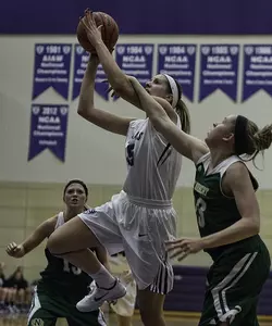 Langer's clutch play keeps W. Basketball unbeaten Image
