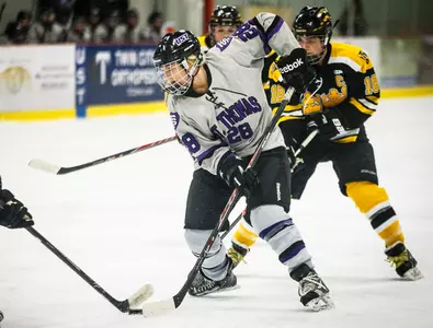 Umland spurs comeback in 3-2 win for women's hockey Image