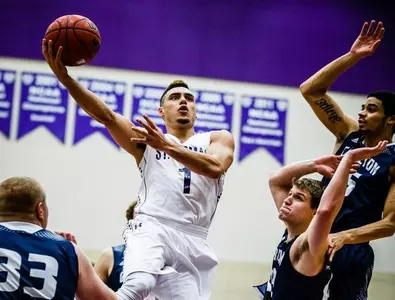 Men's Hoops wins 15th in row Image