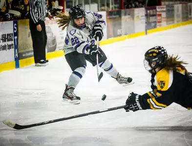 Wild third period ends in 2-2 tie for women's hockey Image