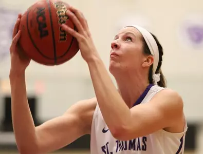 Women's basketball back on track with 54-36 win Image