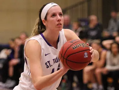 Sat. wrap: WBB holds on, Hockey has mixed day Image