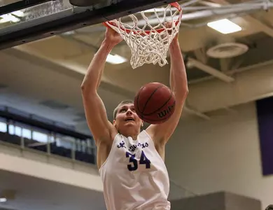 Close win lifts Men's Hoops into MIAC lead Image