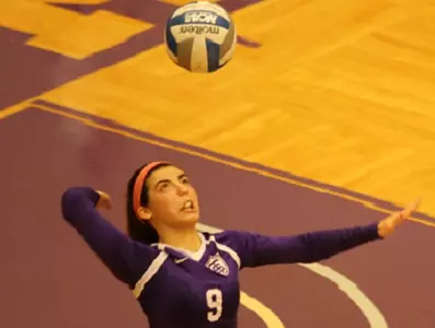 La Crosse tops Volleyball in NCAA round one Image