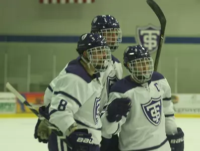 Scoring burst sends men's hockey to 3-2 win Image