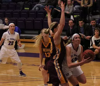 Women's Hoops wins 13th in row, on to finals Image