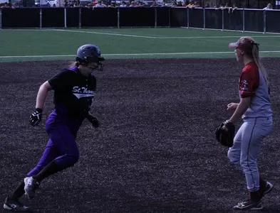 Softball needs 10 innings to outlast Hamline Image