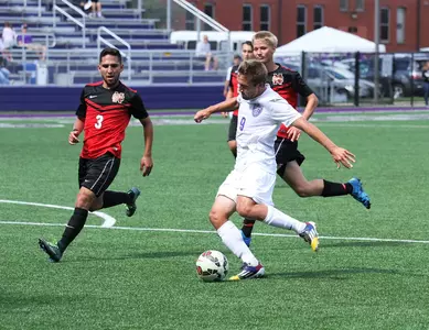 Oliver's late goal sends men's soccer to win Image