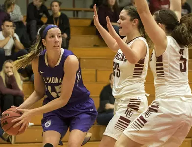 Women's hoops now 13-0 behind Langer's double-double Image