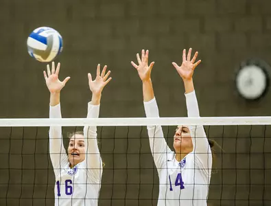 Volleyball goes 4-0 on weekend at Oshkosh Image