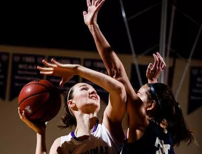 Women's Basketball goes 1-1 opening weekend Image