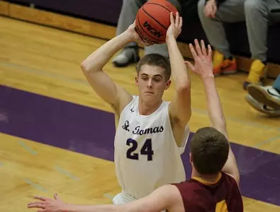 Men's basketball suffers first conference loss Image