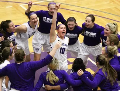 Women's Basketball rolls to fifth win in row Image