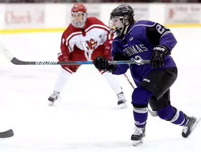 Women's Hockey battles well, falls 4-2 to No. 1 Image