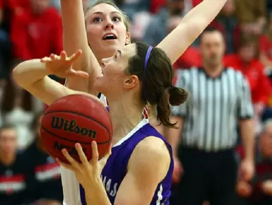 Women's Hoops alone in first place, extends streaks Image