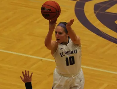 Women's Hoops extends victory streaks Image