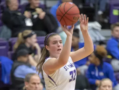 Women's Hoops responds in crunch time, gets road win Image