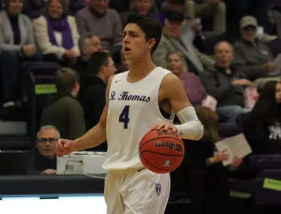 Men's Hoops overcomes Auggie 3s with its own (No.) 4 Image