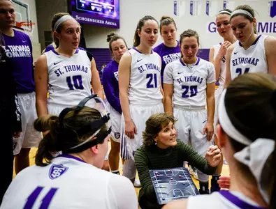 Women's Hoops stays in share of MIAC lead Image
