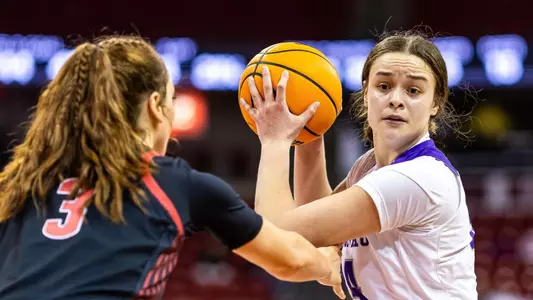 Madison, WI - Jo Langbehn (34) during a non-conference game against Wisconsin on Sunday, December 11, 2022. The Badgers defeated the Tommies 72-64. (Photo by Kodiak Creative/Jimmy Naprstek)