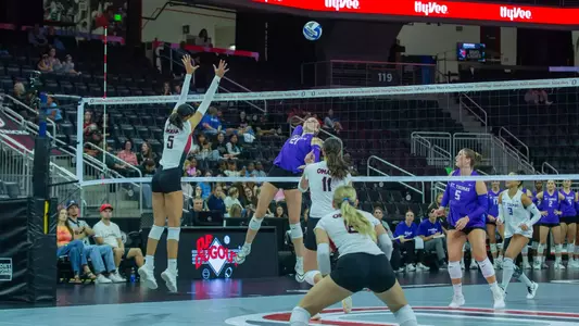 Reilly Kurth / St. Thomas volleyball defeated Omaha in a sweep at Baxter Arena in Omaha, Neb., on Friday, Oct. 9, 2026.