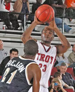 Western Kentucky Holds off Furious Troy Rally, 75-74 Image
