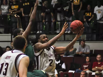 Trojans Face UNC-Wilmington in Road Test Image